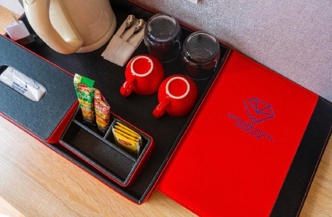 Sapphire Hotel Silom Bangkok Exteriör bild A tea tray